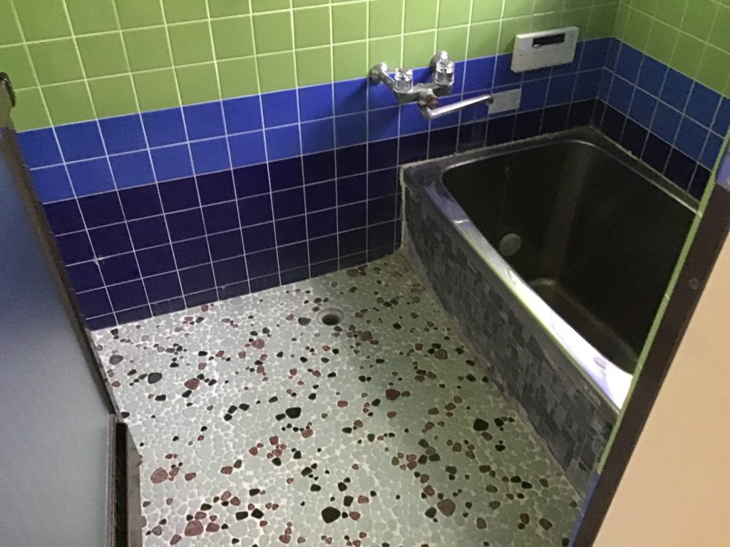 タイル張りの浴室
