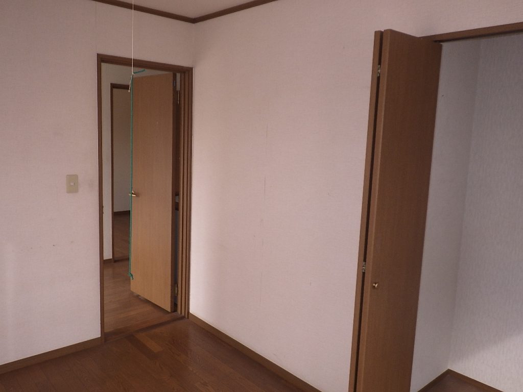 居室の壁紙の状態