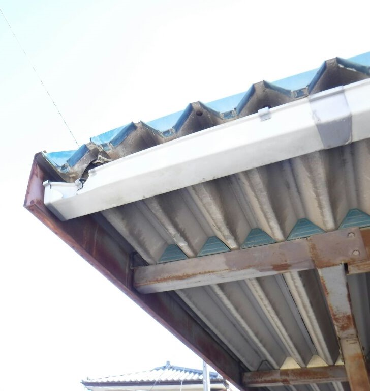 ぶつけられた車庫の雨どい