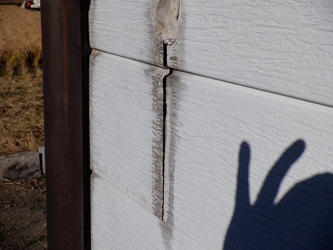 外壁のすき間とパテ