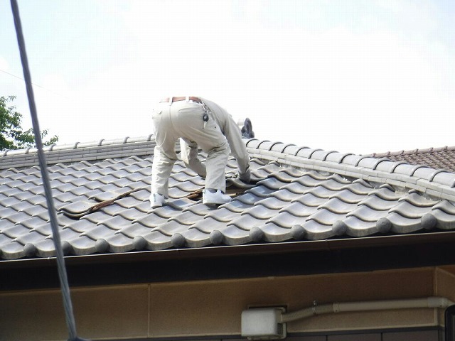 雨漏りしているところを探して瓦を取り外しているところ