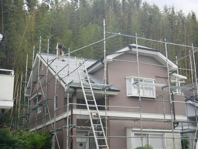 屋根に防水シート張っているところ