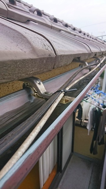 雨どいの支持金具に固定された配線