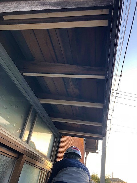 玄関軒天井間柱補強後