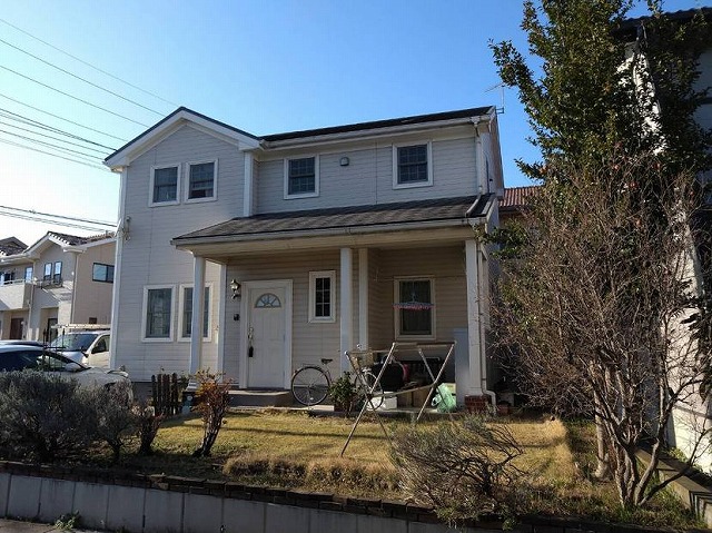 スレート屋根の建物の全景南東より