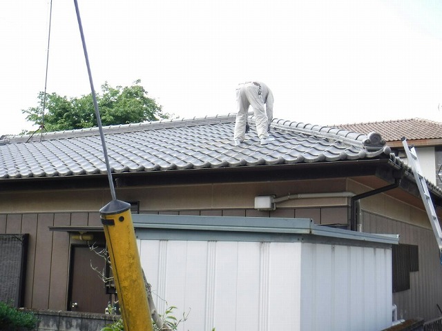 瓦屋根の雨漏りしているところを見当つけているところ