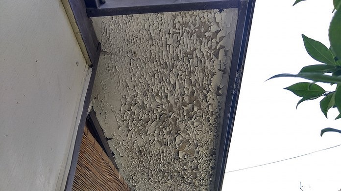 塗装がボロボロの軒天井