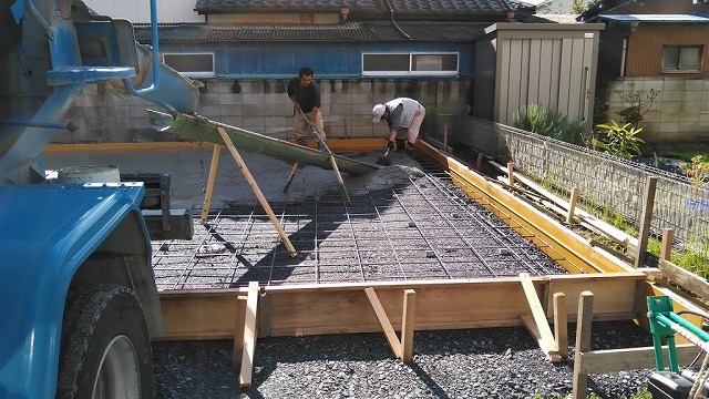 流し込んだコンクリートを広げている