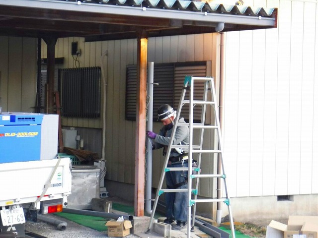 車庫の雨どい竪樋取り付け
