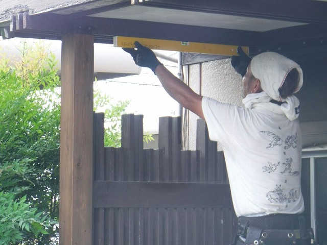 柱差し替え後に水平器を使って確認