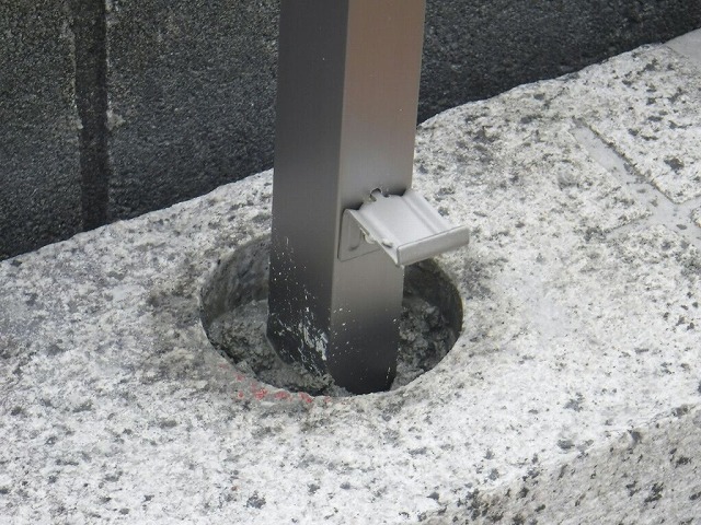 コア抜きした穴に支柱を入れて周りにコンクリート