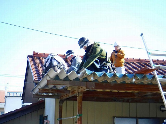車庫に折板屋根を挿入
