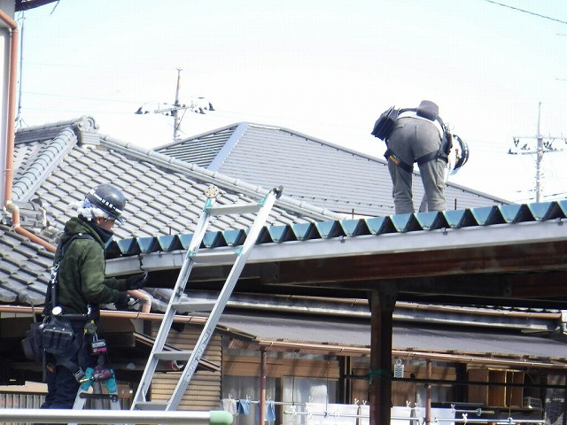 車庫の屋根ボルト緩め雨どい取り外し中
