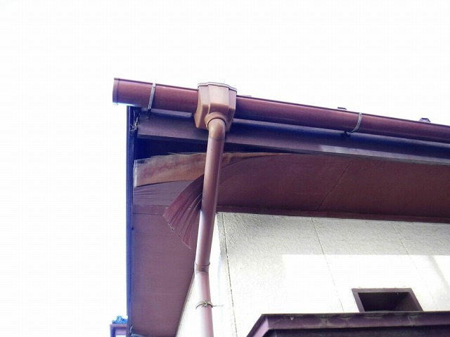 軒天井が剝がれている状態