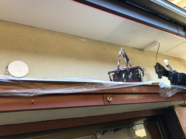 軒天井塗装中