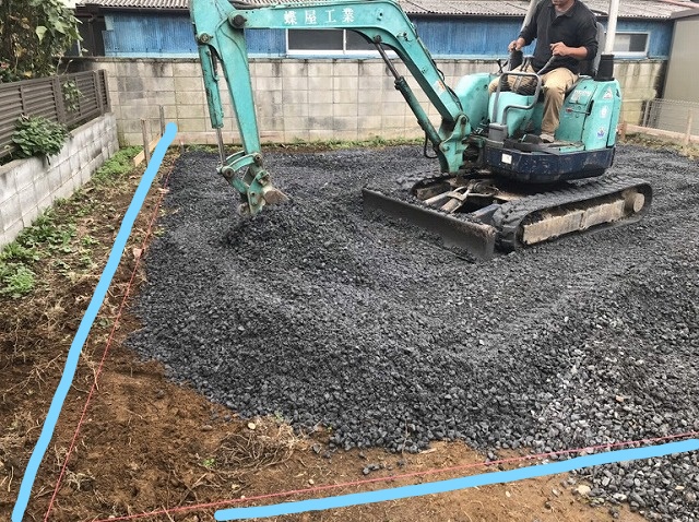 重機で土間コンクリート用の砕石を均しているところ