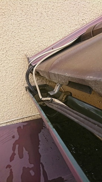 切断された雨どいの支持金具