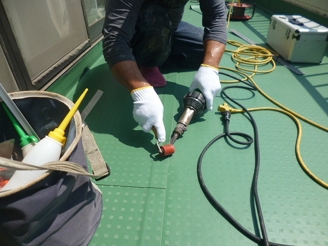 ベランダ防水シートつなぎ目作業中