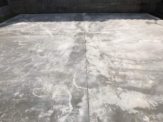 土間コンクリートに伸縮目地を入れた状態