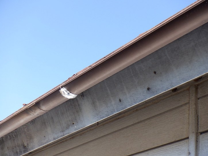 黒く汚れた鼻隠し板と雨樋の銀紙