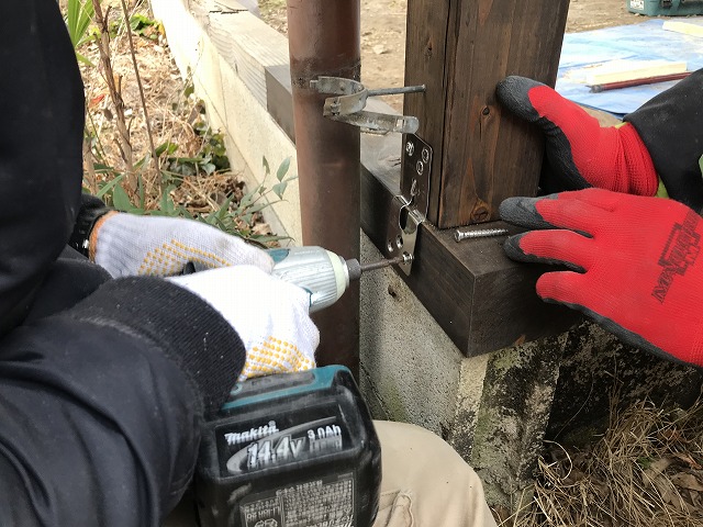 車庫の屋根の新しい土台と柱補強