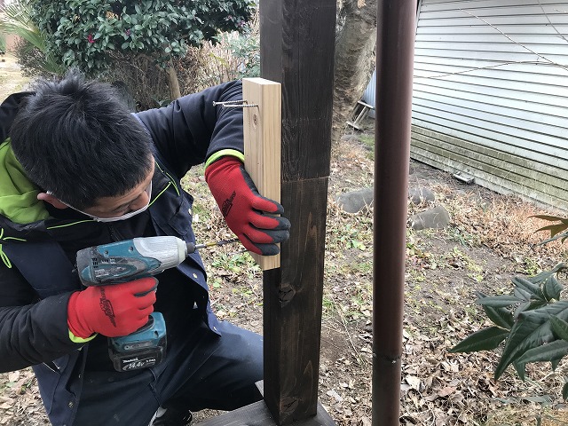 車庫の屋根の柱のつなぎ目補強