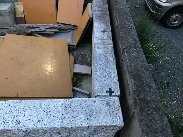 フェンスの支柱を立てるためにコア抜きするための印