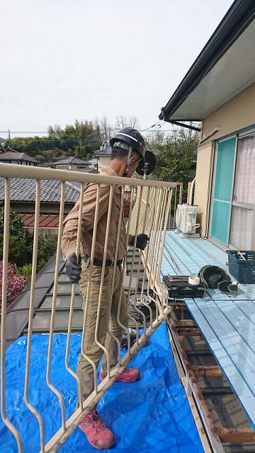 ベランダ手すり部分撤去中