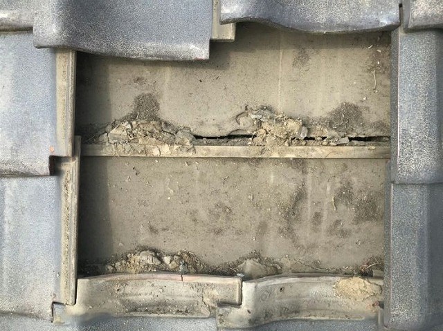 瓦屋根の雨漏りの原因箇所近景