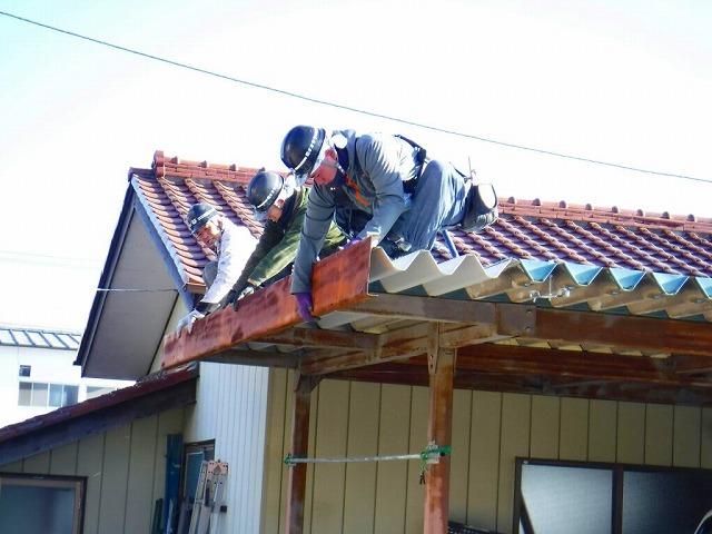 車庫の破風板取り付け