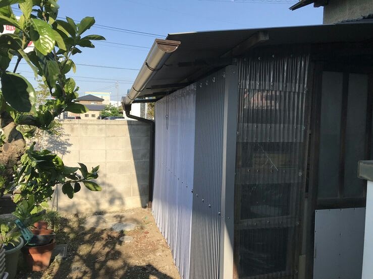 小屋雨樋完成横から見て