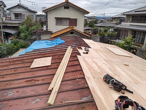 トタンの瓦棒屋根にカバー工事で野地板張り