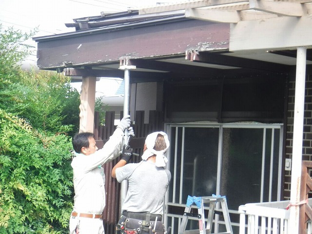 玄関の屋根をジャッキアップ中