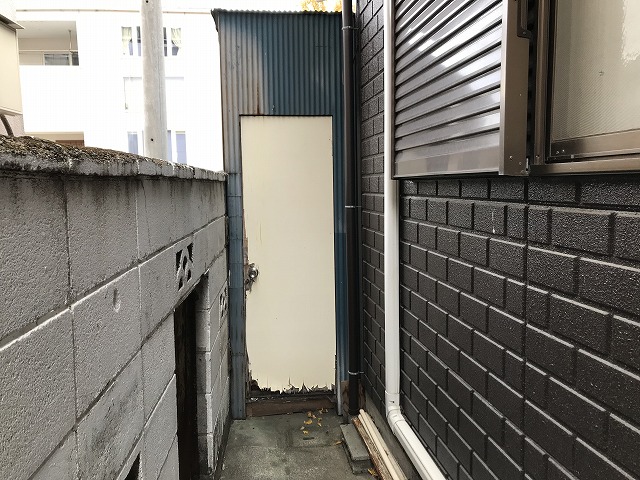 トタン波板の物置のドア正面に見て