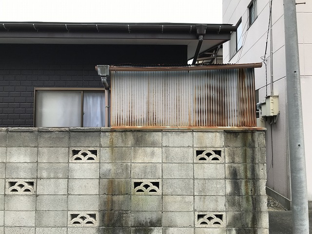 トタン波板の物置の北側通りから見て錆び