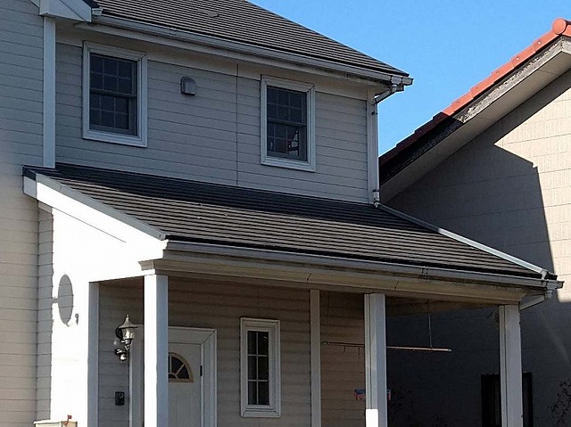 スレート屋根の建物南側