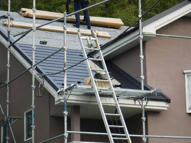 ガルバリウムカラー鋼板葺いているところ