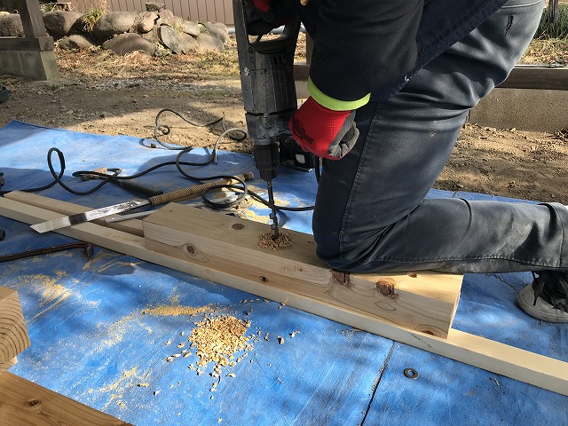 車庫の屋根の土台にボルトを通す穴あけ