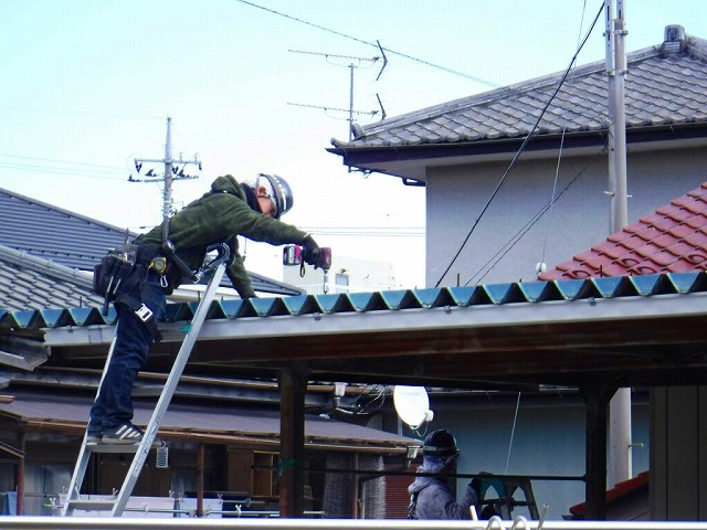 車庫の雨どいのボルト緩め