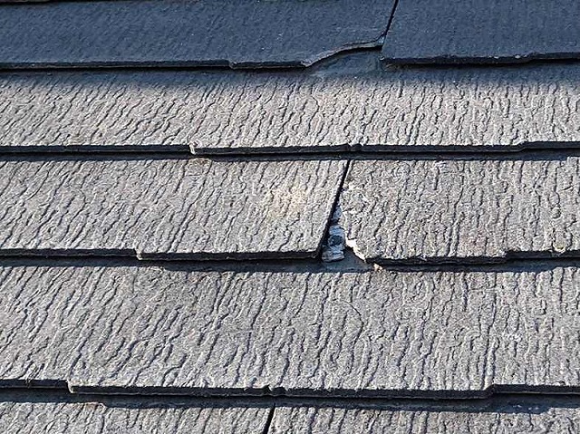 屋根のスレート瓦の欠落箇所