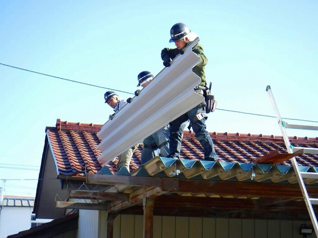 車庫の折板屋根搬入