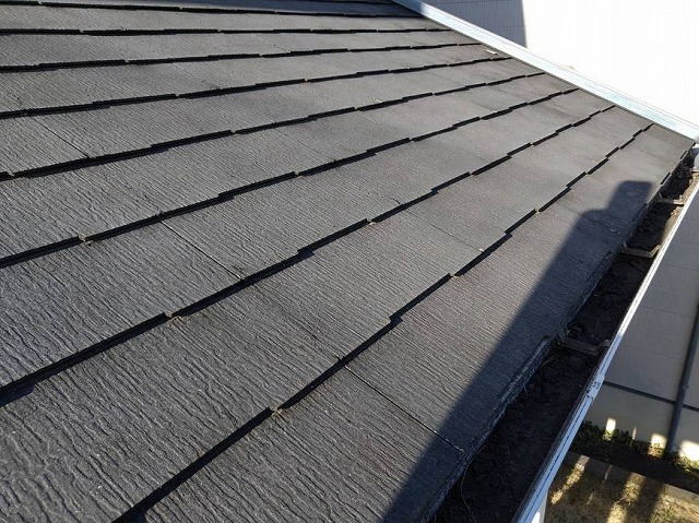 １階のスレート瓦の屋根