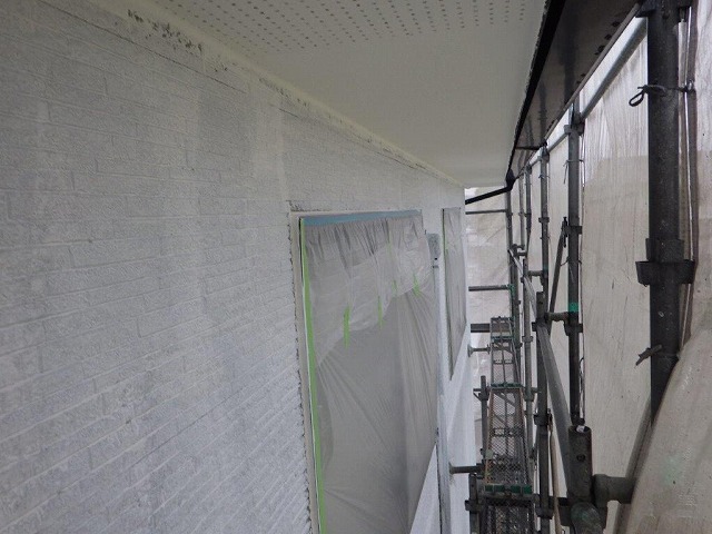 下塗り中の外壁塗装