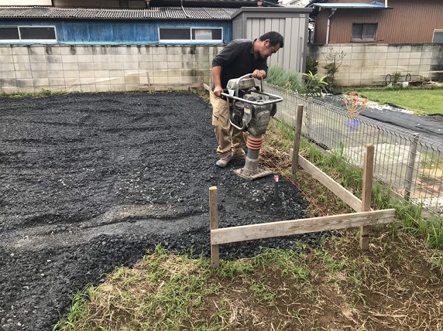 土間コンクリート用の砕石に転圧機で作業しているところ