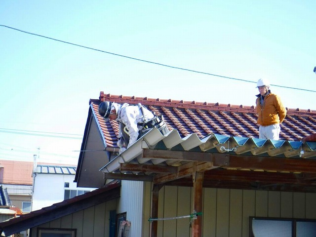 車庫の折板屋根を打ち込み