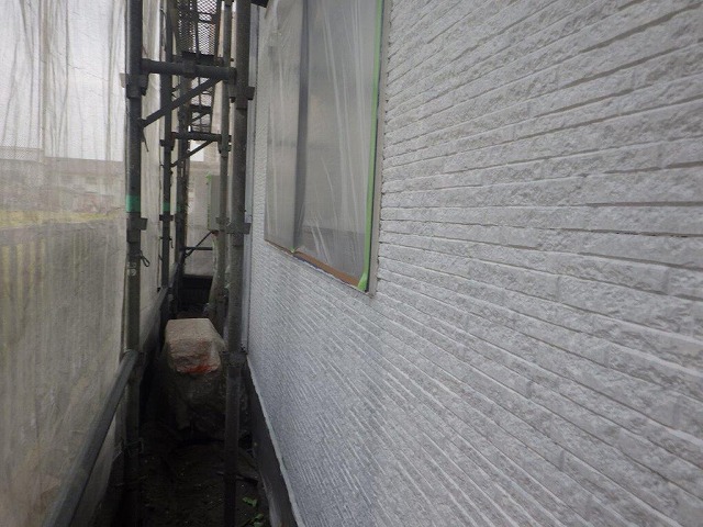 外壁塗装下塗り中室外機給湯器養生