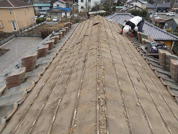 南北の平瓦を外したところ