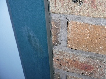 レンガのモルタルとコーキングのひび割れ