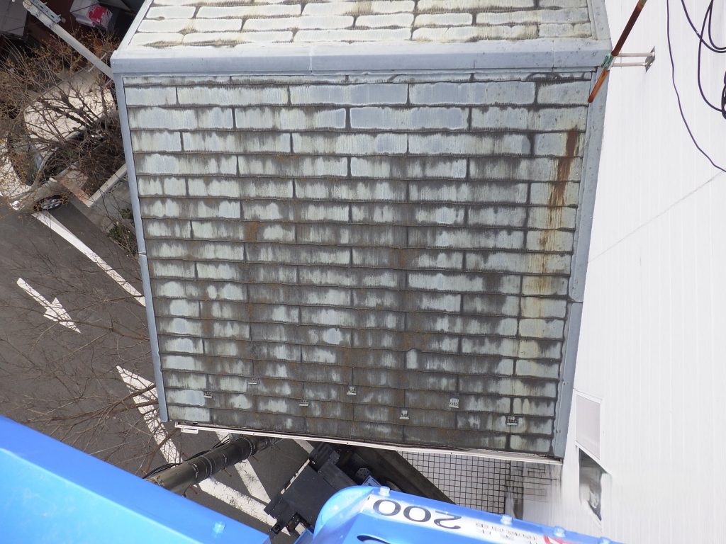 劣化が進んだ下屋根全体