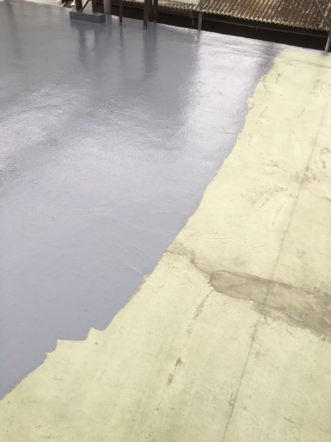 防水材の塗布中